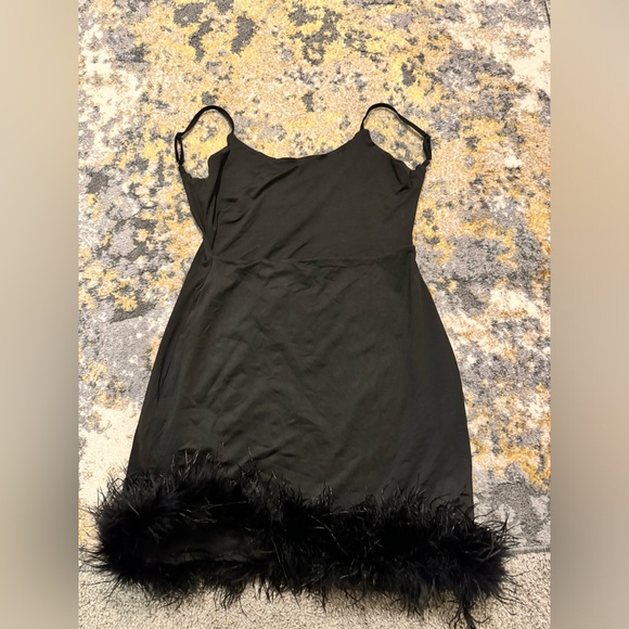 Black mini dress with feather trim - Picture 3 of 6